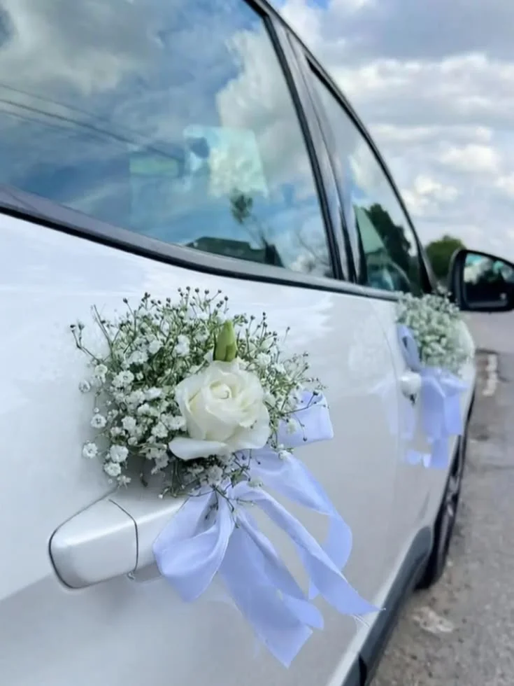 wedding-car-detail White flowers on a wedding car door