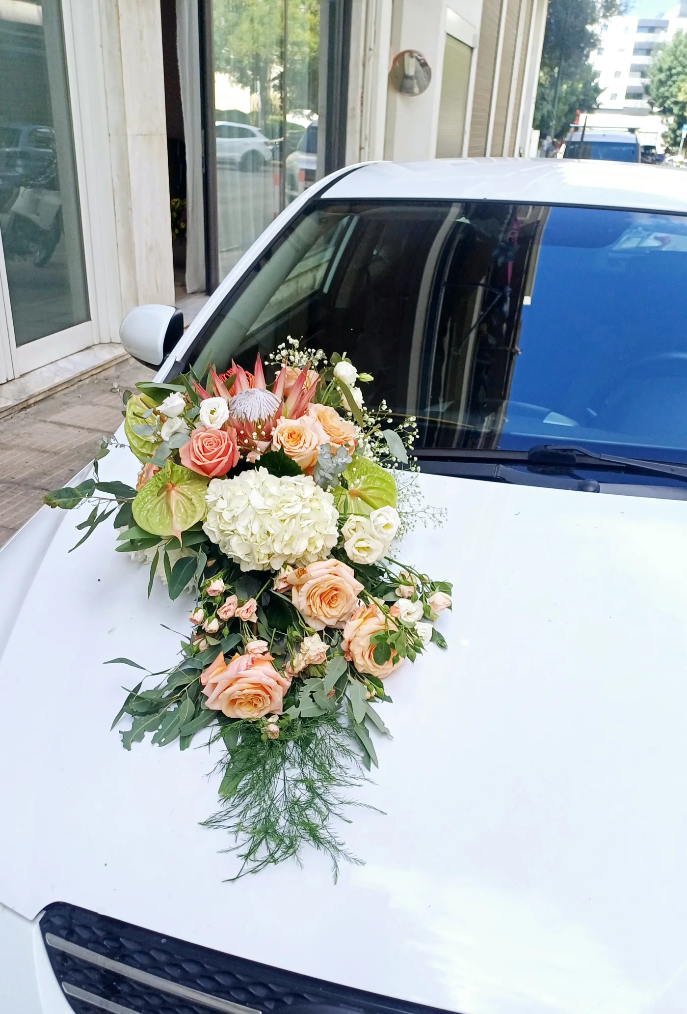 wedding-car Floral arrangement on a wedding car bonnet